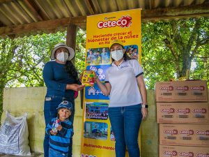 La montaña de Izopo recibe una donación de 3,000 vasos de leche Ceteco